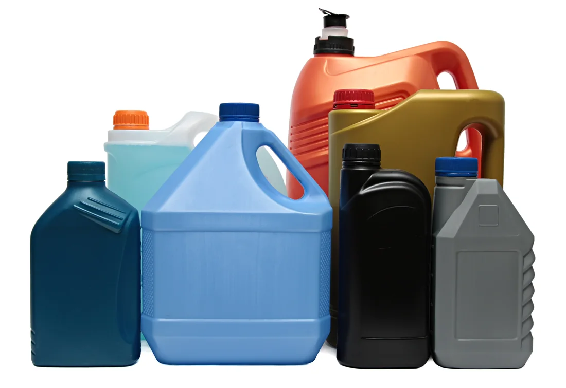 Linha de bombonas e frascos plásticos em diferentes formatos e cores