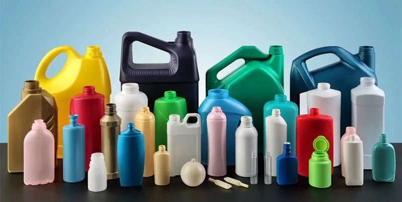 Variedade de frascos e bombonas plásticas da linha de embalagens